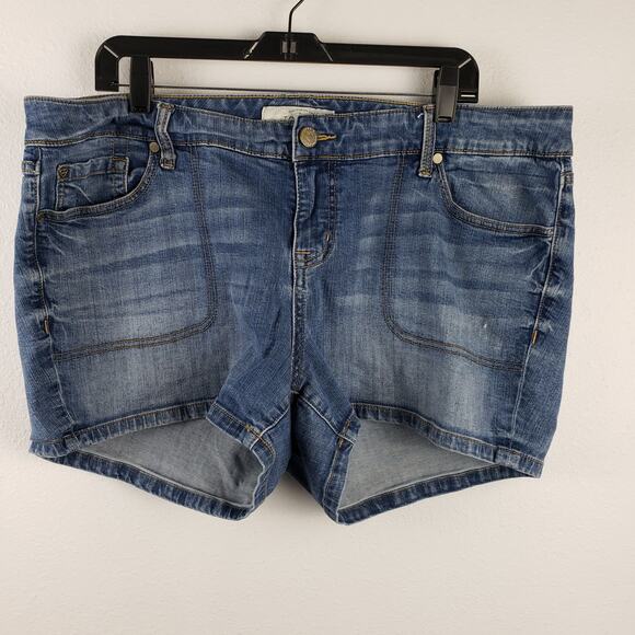 Torrid Women's 18 Jean Shorts Classic Medium Wash Big Pocket Everyday Denim - Picture 1 of 8